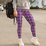 Legging Púrpura das bruxas das bruxas do Halloween Padrão<br><div class="desc">Estas lindas leggings de Halloween são perfeitas para mulheres que amam outubro. Este bonito padrão de Halloween roxo apresenta um sorridente Jack O' Lanterna,  uma aranha preta assustadora e dois cupcakes deliciosos diferentes com chapéus de bruxa em cima para um truque ou deleite.</div>