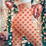 Legging Red Lipstick Kiss Impressão Peach<br><div class="desc">Adicione uma vibração lúdica e romântica ao seu guarda-roupa com estas leggings de impressão de beijo de batom vermelhas contra um charmoso fundo de pêssego. Estas leggings são perfeitas para o Dia do Namorados ou sempre que você quiser fazer uma declaração ousada e suave. Confortável e na moda, o pop...</div>