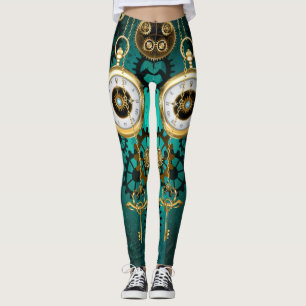 Legging Steampunk Jewelry Watch em um fundo verde