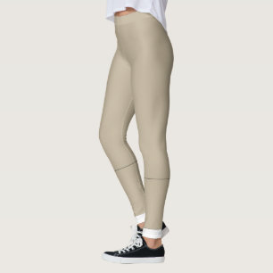 Legging um homem de terno e gravata em frente a um muro