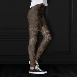 Legging Velvety Bronze Damask | Grunge Barroco Marrom<br><div class="desc">Grunge dos anos 90, todo crescido! A pesada e dramática damasco barroco veludo e veludo, inspirada no gótico, no fundo da paleta do céu, cria uma vintagem opulenta que esmagou a textura de veludo. Da rica coleção luxuosa e sofisticada de "Moody Jewel Tones", esse novo efeito moderno de abstrato mestiço...</div>