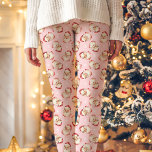 Legging Vintage Retro Santa Claus Pink Padrão de Natal<br><div class="desc">Adicione um toque festivo ao seu guarda-roupa com estas leggings de Natal retrógradas do Pai Natal. Apresentando um encantador padrão de Papais noeis em um fundo cor-de-rosa, essas leggings são perfeitas para a temporada de festas. Confortável e na moda, eles são ideais para vestir a festas de Natal, ficar em...</div>