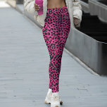 Legging Viva magenta Leopard Safari Impressão<br><div class="desc">As leggings de impressão do leopardo Safari magenta são uma escolha ousada e moderna, com um fundo verde vívido e um intrincado padrão de impressão do leopardo. A combinação única da impressionante cor viva magenta e da clássica impressão leopardo cria uma fusão cativante da estética moderna e animalista. Estas leggings...</div>