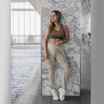 Leggings beges com Rosa<br><div class="desc">Vejam essas lindas leggings personalizadas, cor de mármore, com a nota "Vida" e um Rosa gráfico ao lado de cada perna. Este bege, creme, cor castanho claro podem ser facilmente equiparados a qualquer topo. Você pode atualizar "Vida" para uma palavra diferente ou usar Nome ou Apelido. Você encontrará um saco...</div>