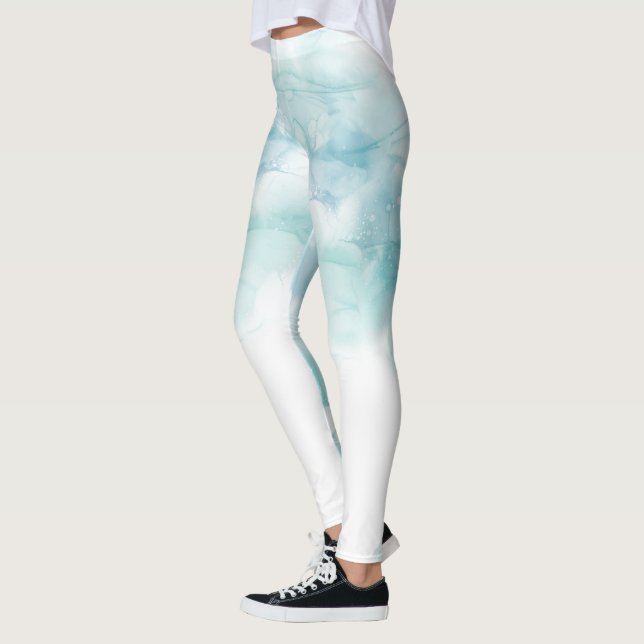 Leggings brancas apresentam um design suave em aqu (Esquerda)