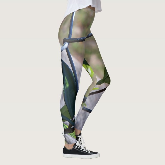 Leggings incomuns que incluem elos de cadeia e uma (Direita)