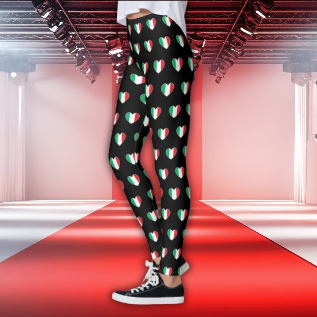 Leggings Pretas com Estampa de Corações da Bandeir (Italian Flag Hearts Allover Printed Black Leggings for Italy Lovers)