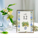 Lemon Grove Italiano Inspirou Número da Tabela Cas<br><div class="desc">Número da mesa de casamento de Lemon Grove. Design apresenta um limoeiro com azulejos mediterrânicos azuis e amarelos. Perfeito para um tema de casamento de limão, o casamento inspirado em italiano, a estética da vila rustica mediterrânica, as cores de casamento azuis e amarelas ou um casamento ao ar livre em...</div>