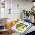 Lemons Blue Filigree European<br><div class="desc">Apresentamos os nossos azulejos cerâmicos de inspiração europeia, disponíveis em duas dimensões: 4, 25x4, 25 polegadas e 6x6 polegadas. Estes azulejos requintados apresentam vibrantes motivos de limão aninhados em meio a uma folhagem abundante e verdiosa, elegantemente cercada por um marinho opulente borda de filigrana azul de toile. Embarque numa viagem...</div>