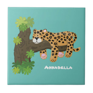 Leopardo bonito dormindo em desenho animado de árv