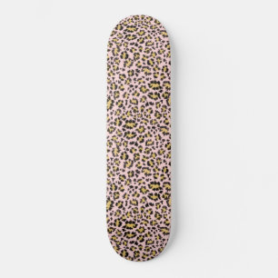 Leopardo em skate de padrão rosa