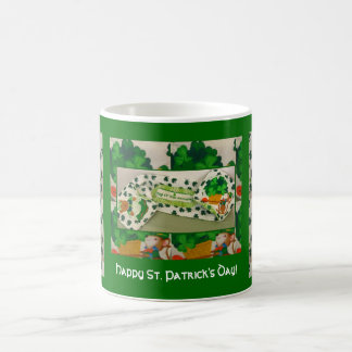 Leprechaun & caneca do dia de St Patrick feliz dos