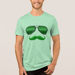 Leprechaun no t-shirt verde do Moustache do