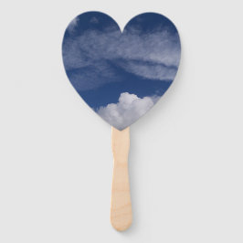 Leque céu azul e nuvens brancas em um ventilador