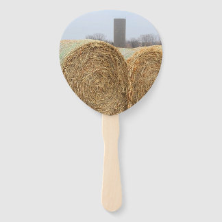 Leque Grandes Baldes redondos num Campo de Fazenda