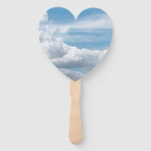 Nuvens brancas no céu azul