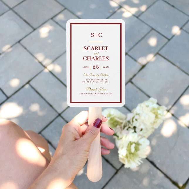 Leque Programa de Cerimônia de Casamento com Monograma e (Burgundy and gold monogram program fan keeps guests cool while adding elegant ceremony style.)