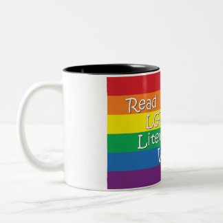 Ler com a caneca do Pride