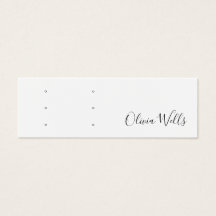 Letra branca com três pares de orifícios de orelha