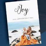 Letra de caligrafia moderna do cartão de feriado J<br><div class="desc">Um design na moda moderno com a inscrição de JOY,  desejando aos seus entes queridos em estilo. Moderno e na moda. Sua foto no verso ou o padrão atual de apoio. Sua foto na frente. A caligrafia do cartão de feriado moderno.</div>