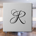 Letra inicial de caligrafia 3D preta | Cinzas de p<br><div class="desc">Letra inicial de caligrafia 3D preta | Cinzas de pastel. Você pode optar por adicionar sua inicial ou a inicial de uma pessoa amada. Seja um presente sincero para alguém que lhe é caro ou um tratamento pessoal, a escolha é sua. Você também pode remover a personalização e desfrutar da...</div>