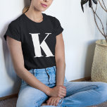 Letra inicial | Tendência de Na moda moderna monog<br><div class="desc">Simples,  na moda personalizada,  camiseta inicial monográfica feminina em tipografia moderna minimalista em branco. Um presente personalizado perfeito ou acessório de moda com um toque pessoal!</div>