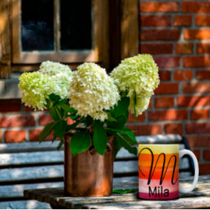 Letra laranja aquarela M nome caneca café
