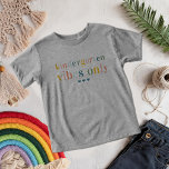 Letras Coloridas Arco-Íris | Dia da rua<br><div class="desc">Acelere o primeiro dia da escola com esta camiseta de criança do "jardim de infância". Apresentando letras coloridas do arco-íris e um design lúdico, esta árvore é perfeita para pequenos entrando em sua jornada escolar. Feita com tecido suave e respirável, ela garante conforto a todo o dia para crianças ativas....</div>