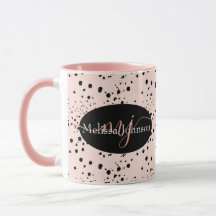 Letras elegantes em dourado rosado em caneca preta