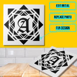 Letreiro Medieval Antiquado<br><div class="desc">Através de um pouco de magia da tipografia da plataforma Zazzle, este modelo vai adicionar seu monograma em uma forma medieval a um azulejo cerâmico vintage com design de fundo vintage. Pense no toque especial que você poderia adicionar a um backsplash da cozinha em uma restauração domiciliar ou apenas usá-lo...</div>