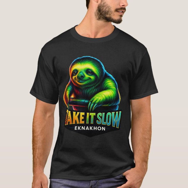 Leve Devagar – Camiseta Neon Sloth Chill da EKNAKH (Frente)