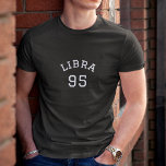 Libra | Camiseta de aniversário negra<br><div class="desc">Apresentando nossa camiseta personalizável de sinais da Libra que permite mostrar orgulhosamente seu sinal de zodíaco e ano de nascimento em na moda e tipografia única e branca! Feito com materiais de alta qualidade e um design elegante, esta camiseta é a adição perfeita a qualquer armário de entusiastas astrologistas. Você...</div>