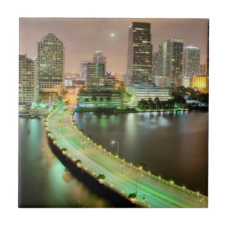 Ligações da ponte através da via navegável a Miami