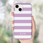 Lilac Púrpura e White Classic Stripes Monograma<br><div class="desc">Proteja seu telefone com estilo com esta capas de iphone listrada de pré-disquete clássica, com um padrão de faixa de eterno e um nome personalizado ou monograma para um toque sofisticado. Escolha entre uma variedade de cores e fontes para corresponder à sua estética, seja preferindo tons negros, pastéis ou neutros....</div>