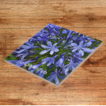 Lily Azul do Nilo Agapanthus Floral<br><div class="desc">Azulejo cerâmico que apresenta uma foto das flores azuis,  em forma de sino,  da Lily-of-the-Nile,  também conhecida como Agapanthus. Um design floral adorável! Selecione o tamanho do seu azulejo. Faz uma bonito trivet de cozinha!</div>