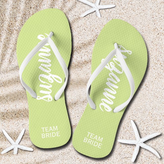 Limão de noiva de equipe e Chinelos personalizados (Team Bride Lime and White Personalized Flip Flops)