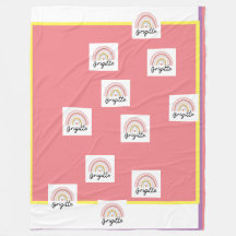 Linda Brigitte com cobertor de velo-arco-íris.