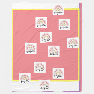 Linda Brigitte com cobertor de velo-arco-íris.