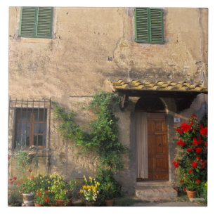 Linda casa velha com flores em San Gimignano