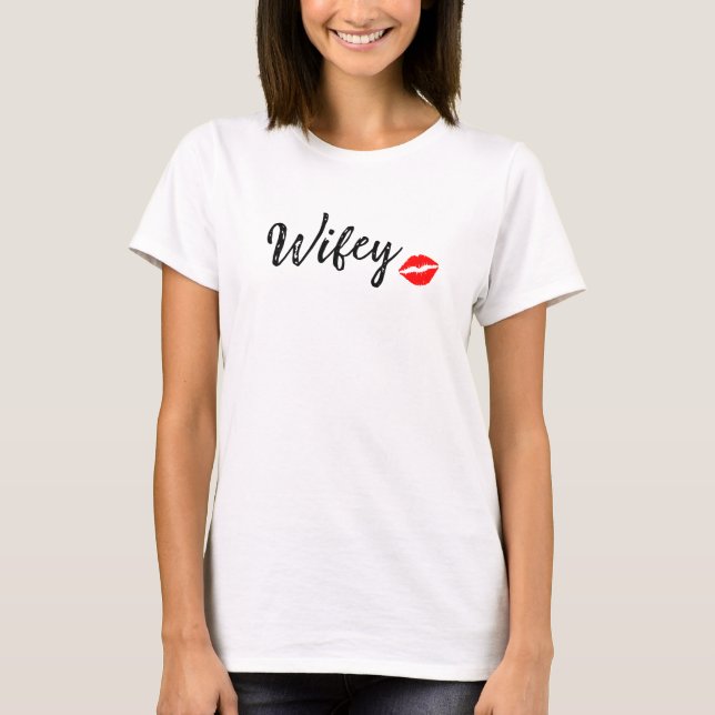 LINDÍSSIMO! 👰‍♀️ Camisa rosa "Wifey" com lábios b (Frente)