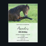Lindo Cavalo Marrom Deitado na Grama Convite<br><div class="desc">Cartão postal de convite de aniversário com uma bela fotografia com um lindo cavalo castanho baio deitado na grama,  
parecendo tranquilo e contente.</div>