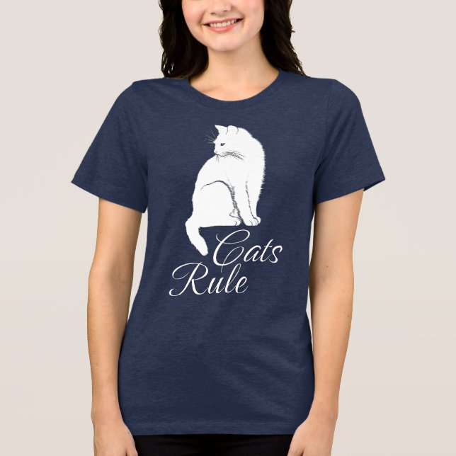 Lindo Gato Branco Sentado com Texto "Gatos Mandam" (Frente)