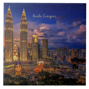 Linha do horizonte Kuala Lumpur à noite
