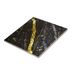 Linha sparkly Dourado na rocha preta