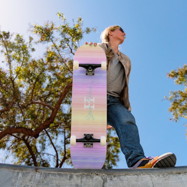 Linhas de gradiente de Pastel Monograma Skateboard (Ao ar livre 1)