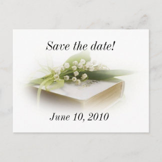 lírio do vale com cartão postal de bíblia