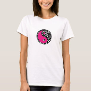 Listra à moda da zebra com a camisa cor-de-rosa d