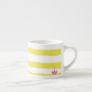 Listras amarelas e caneca especial da coroa rosa