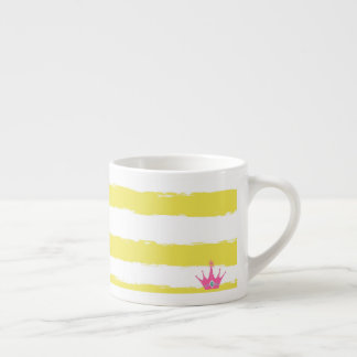 Listras amarelas e caneca especial da coroa rosa
