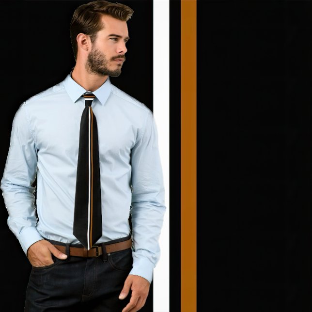 Listras Verticais Brancas e Marrons na Gravata Neg (Man wears a necktie featuring a single white and single brown vertical stripe.)